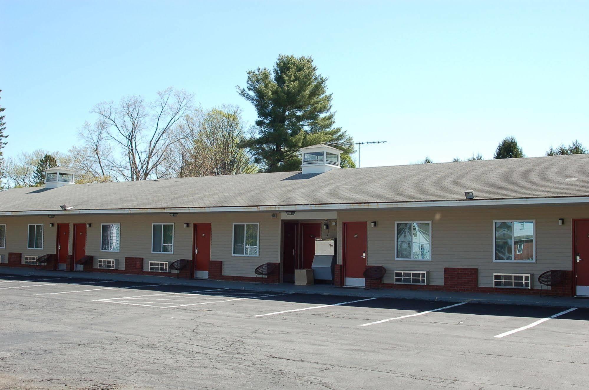 Blue Sky Inn Glens Falls-Saratoga-Lake George Exterior photo