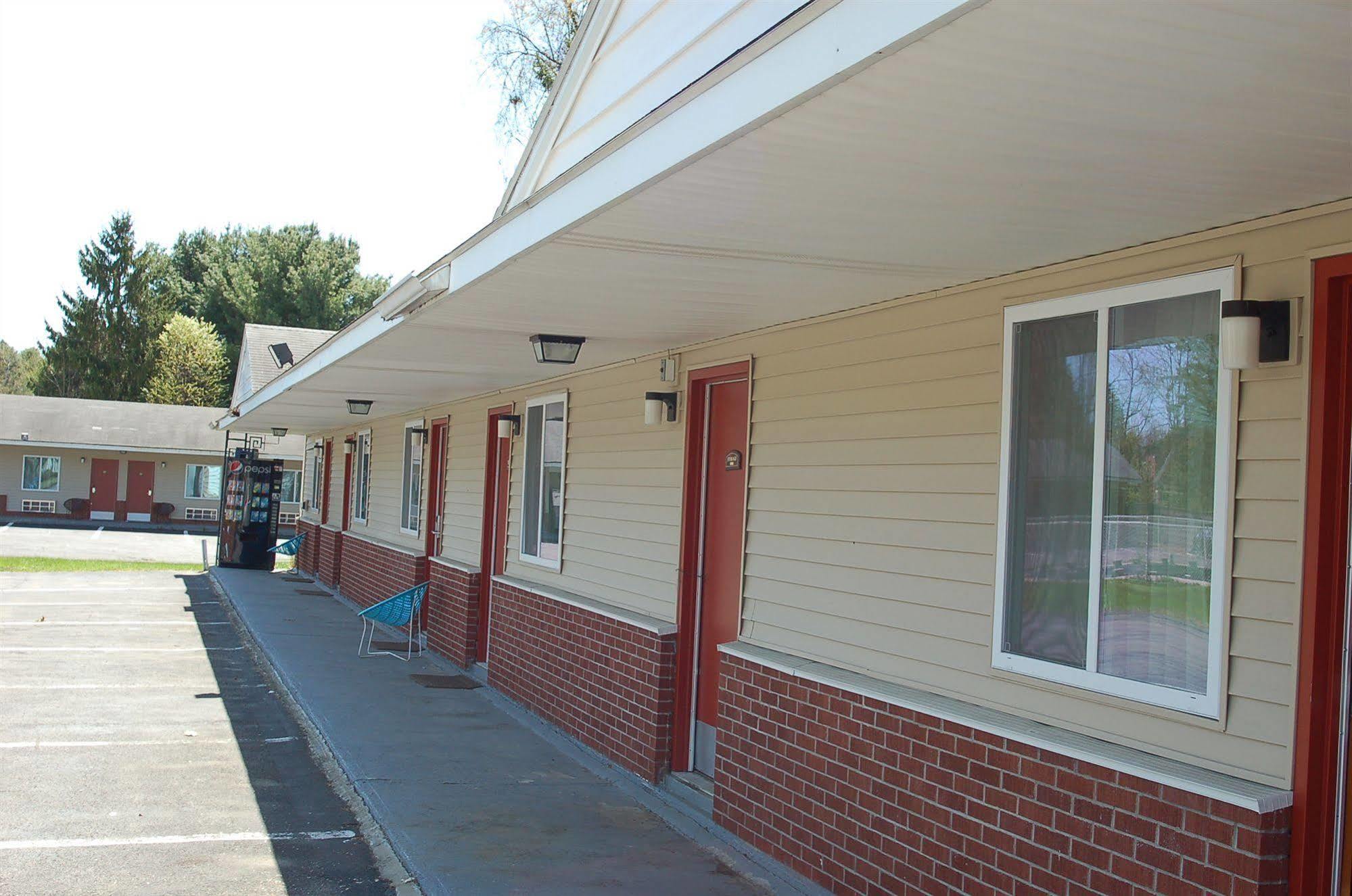 Blue Sky Inn Glens Falls-Saratoga-Lake George Exterior photo