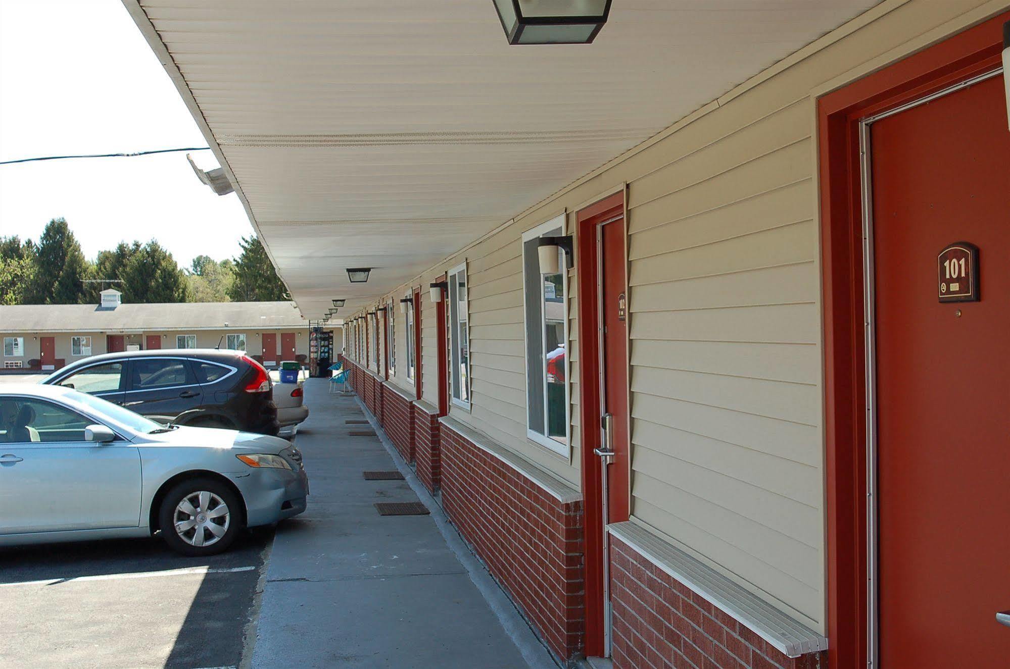 Blue Sky Inn Glens Falls-Saratoga-Lake George Exterior photo