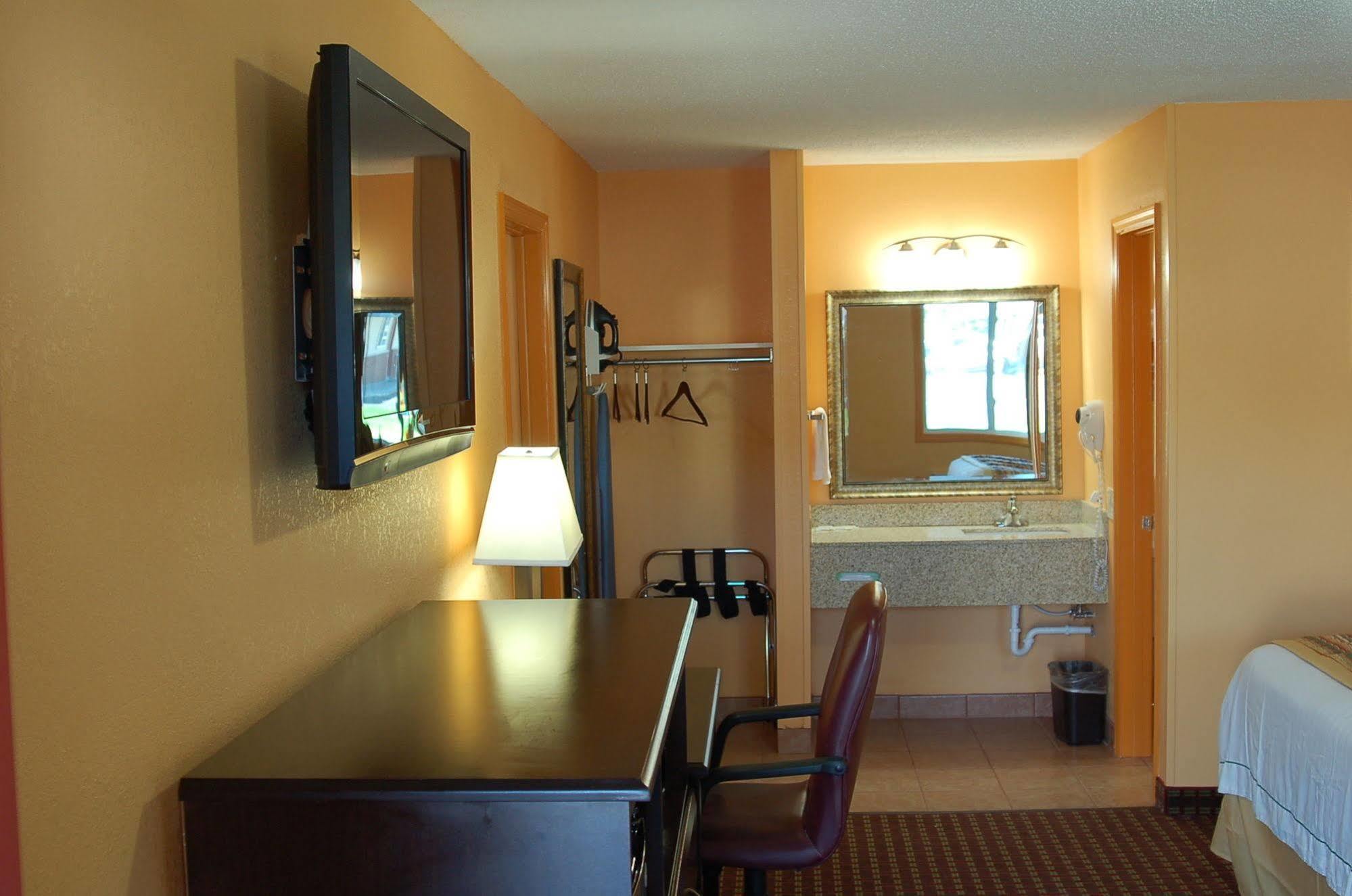 Blue Sky Inn Glens Falls-Saratoga-Lake George Exterior photo