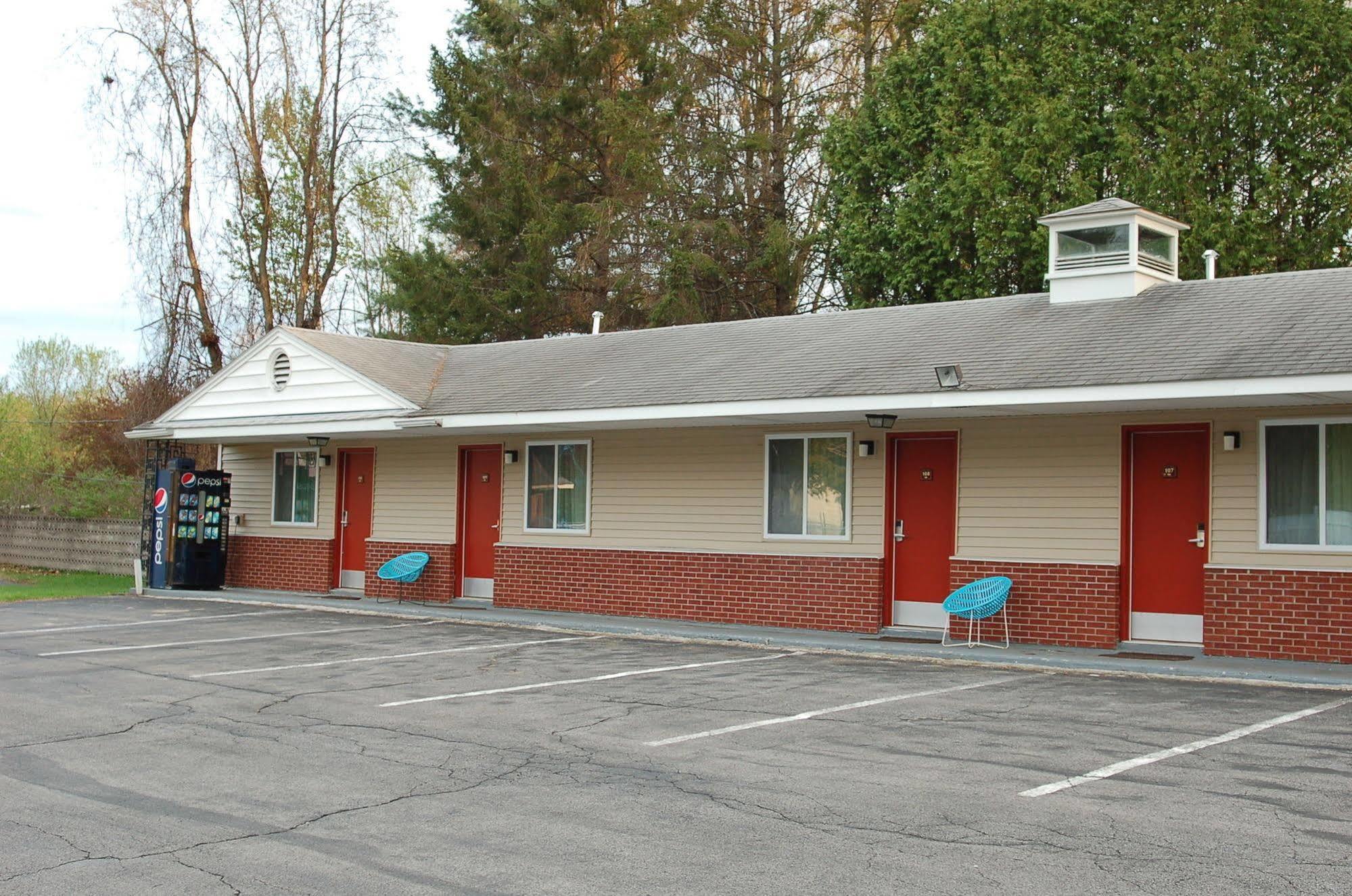 Blue Sky Inn Glens Falls-Saratoga-Lake George Exterior photo